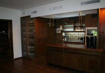 Ausschankbuffet mit Kaffeemaschine, Kühlschrank, Gläser